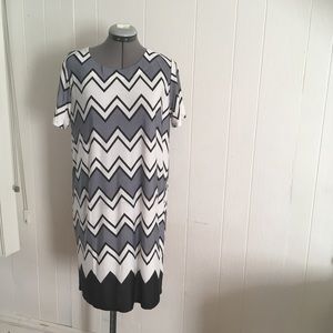NWT 5th love  black/white/grey pattern, short sleeve light weight  dress.Size L.